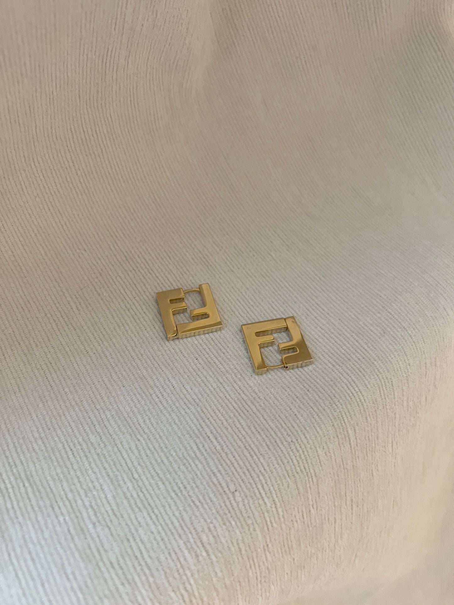Fendi金色FF logo經典耳環 官網有售 Fendi金色FF 原裝包裝盒