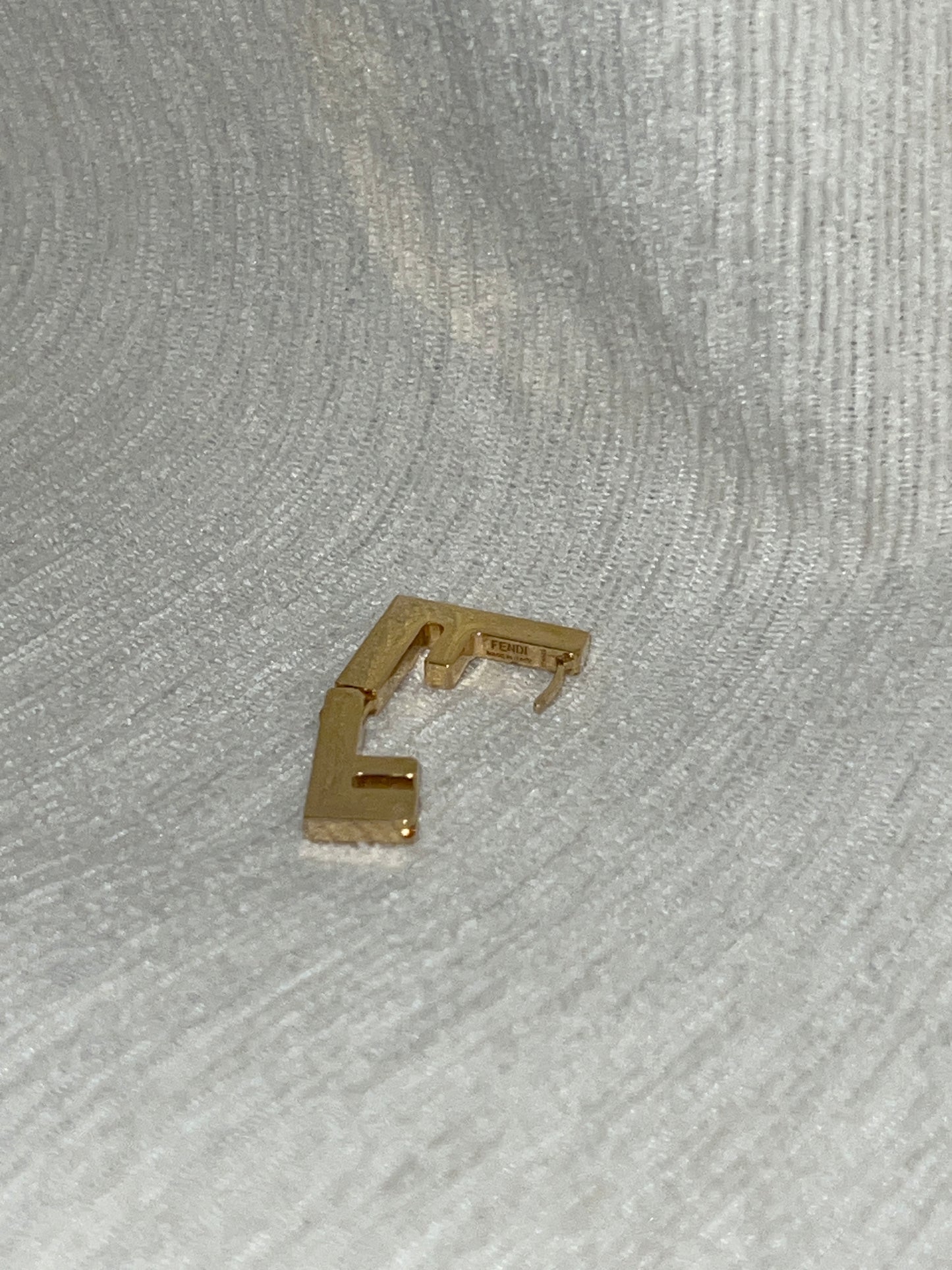 Fendi金色FF logo經典耳環 官網有售 Fendi金色FF 原裝包裝盒