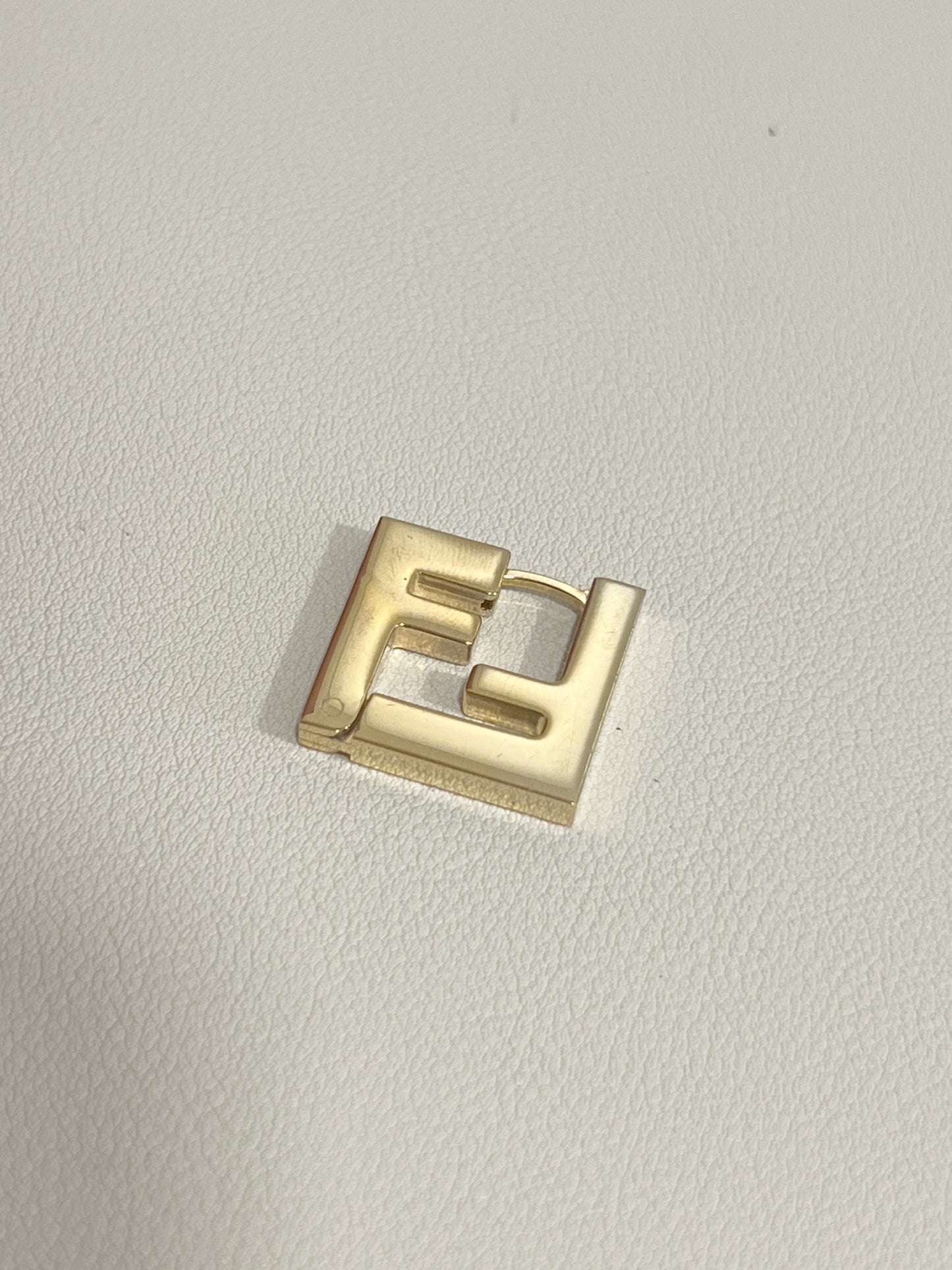 Fendi金色FF logo經典耳環 官網有售 Fendi金色FF 原裝包裝盒