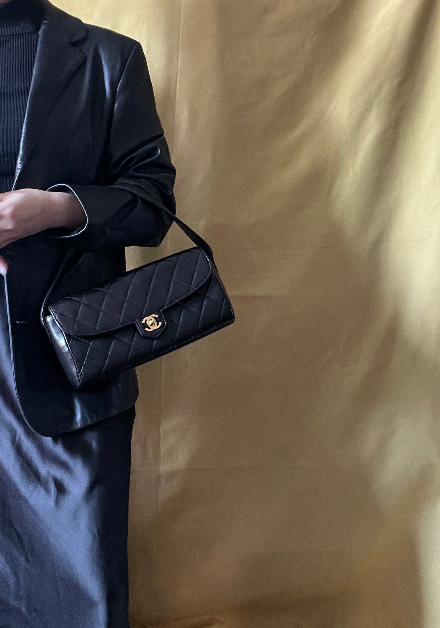 CHANEL VINTAGE FLAP BAG罕有蓋內有鏡黑色中古法棍包腋下手提袋