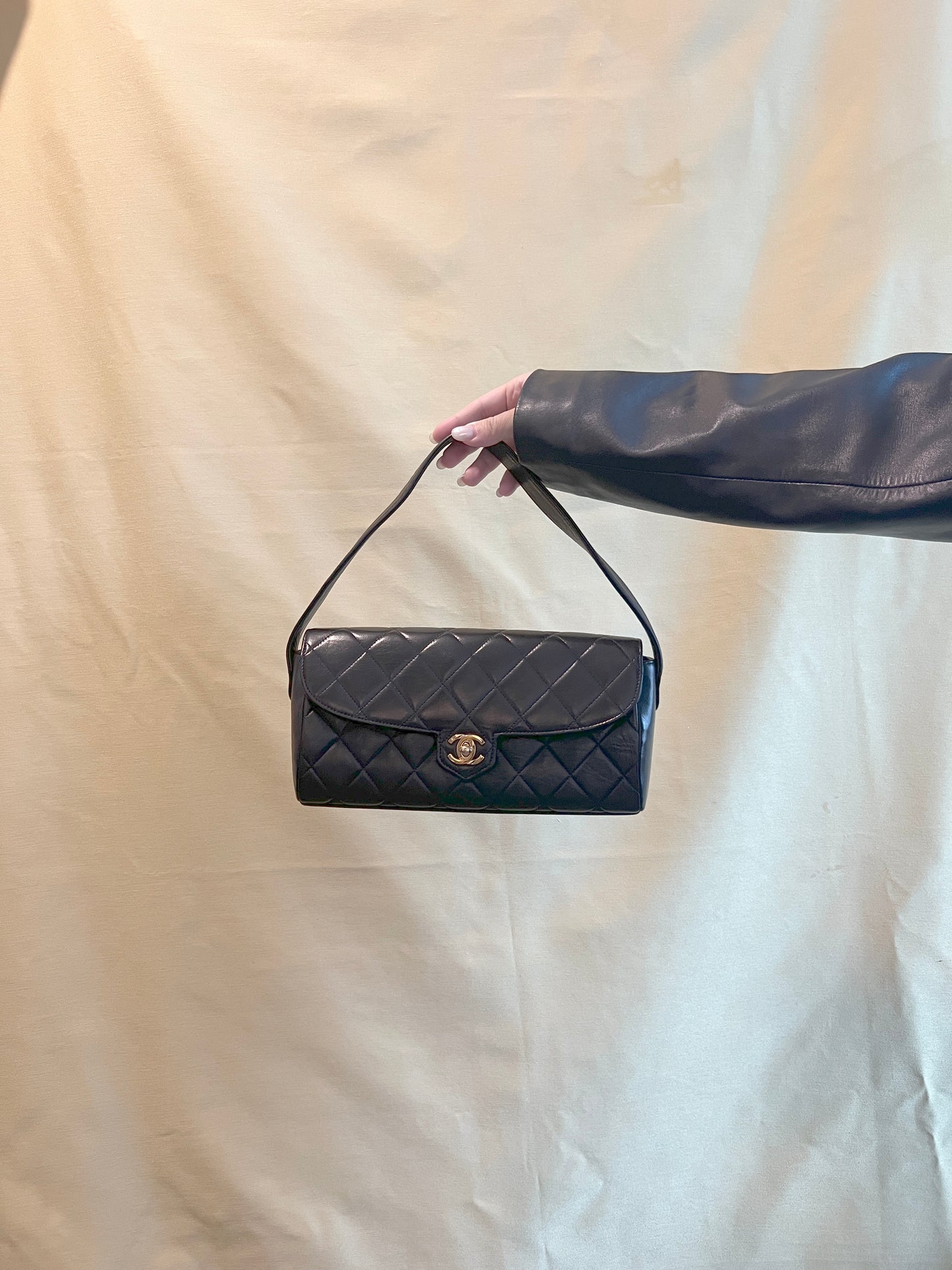 CHANEL VINTAGE FLAP BAG罕有蓋內有鏡黑色中古法棍包腋下手提袋