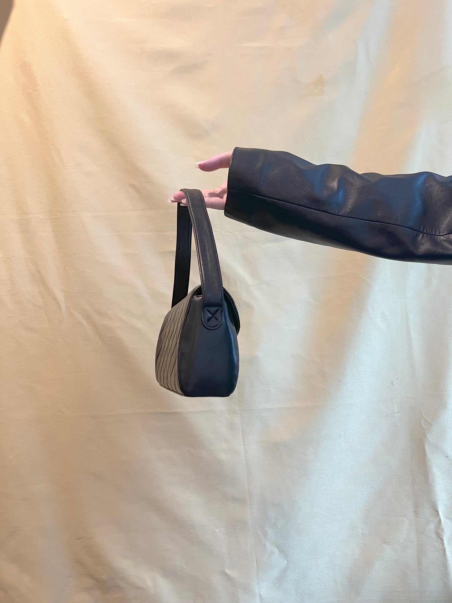 CHANEL VINTAGE FLAP BAG罕有蓋內有鏡黑色中古法棍包腋下手提袋