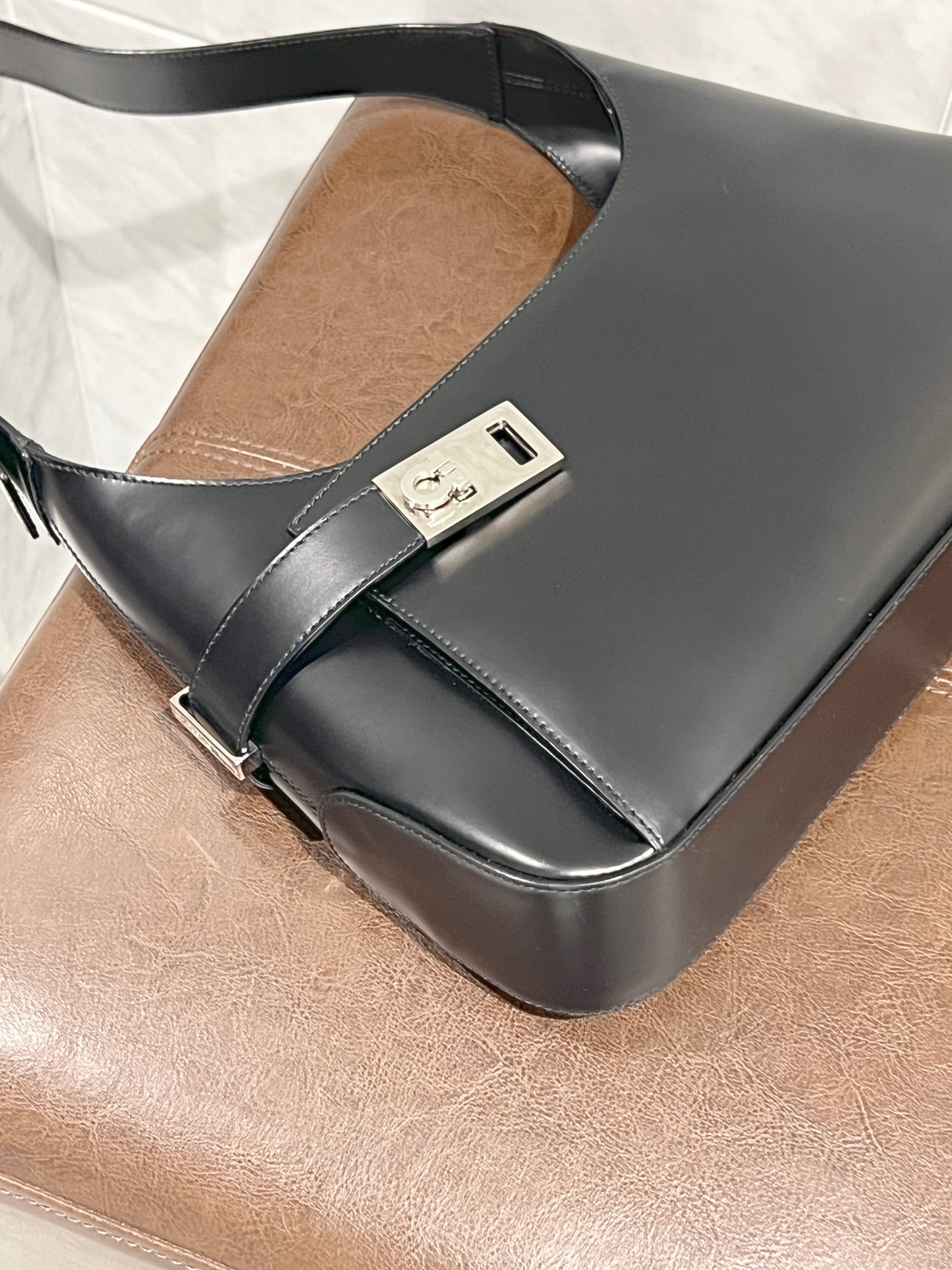 Ferragamo Gancini Buckle Bag 絕版氣質馬蹄扣手提肩背腋下包