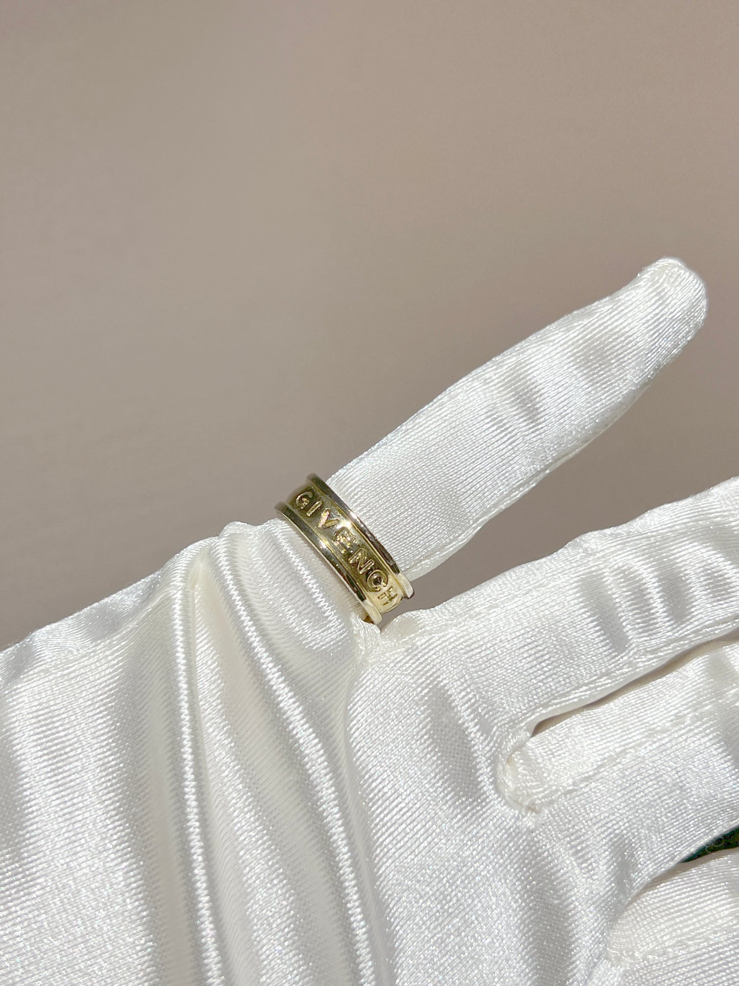 Givenchy Paris 中古金色壓字戒指 日本中古二手Vintage 絨面首飾盒