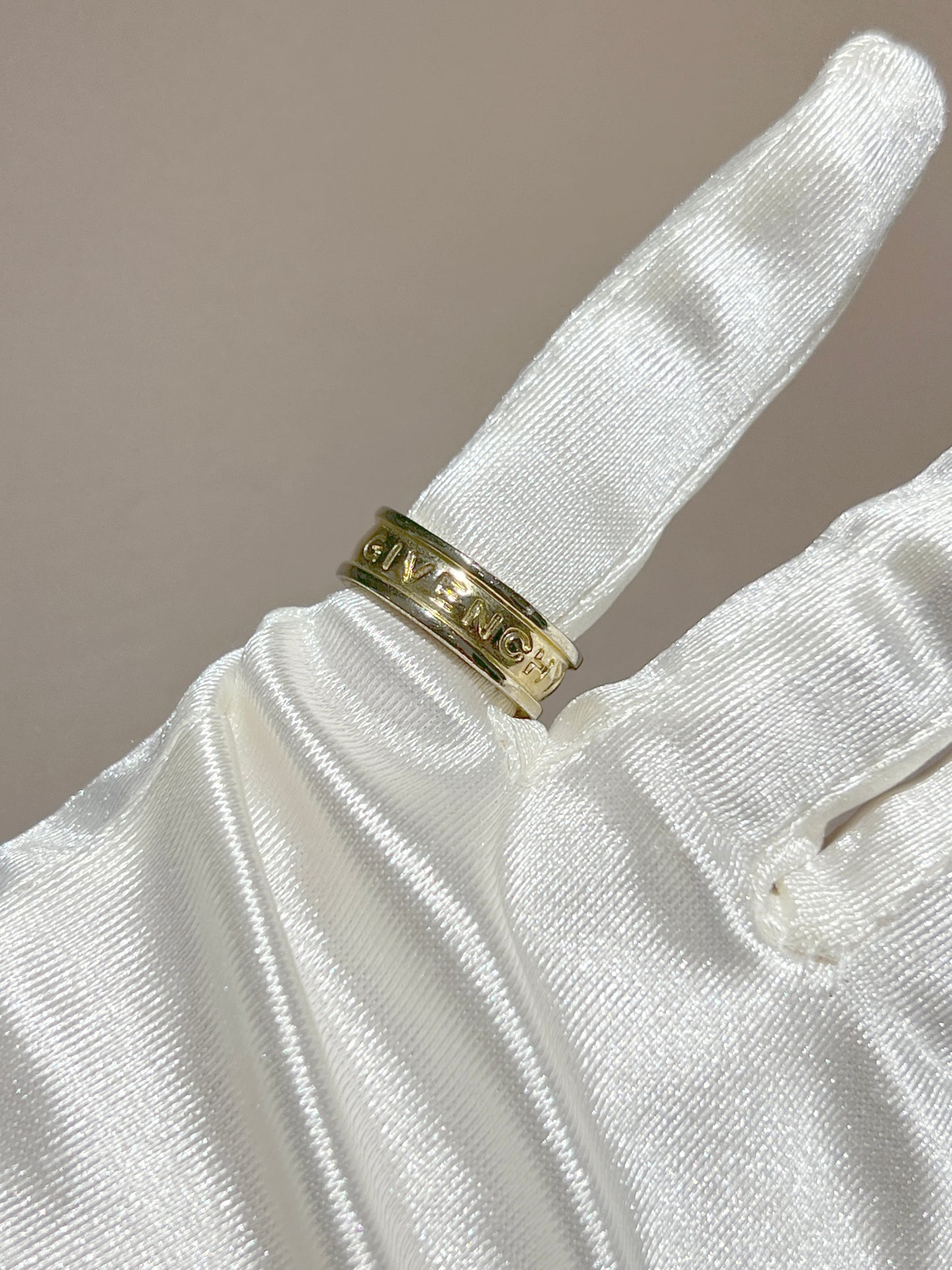Givenchy Paris 中古金色壓字戒指 日本中古二手Vintage 絨面首飾盒