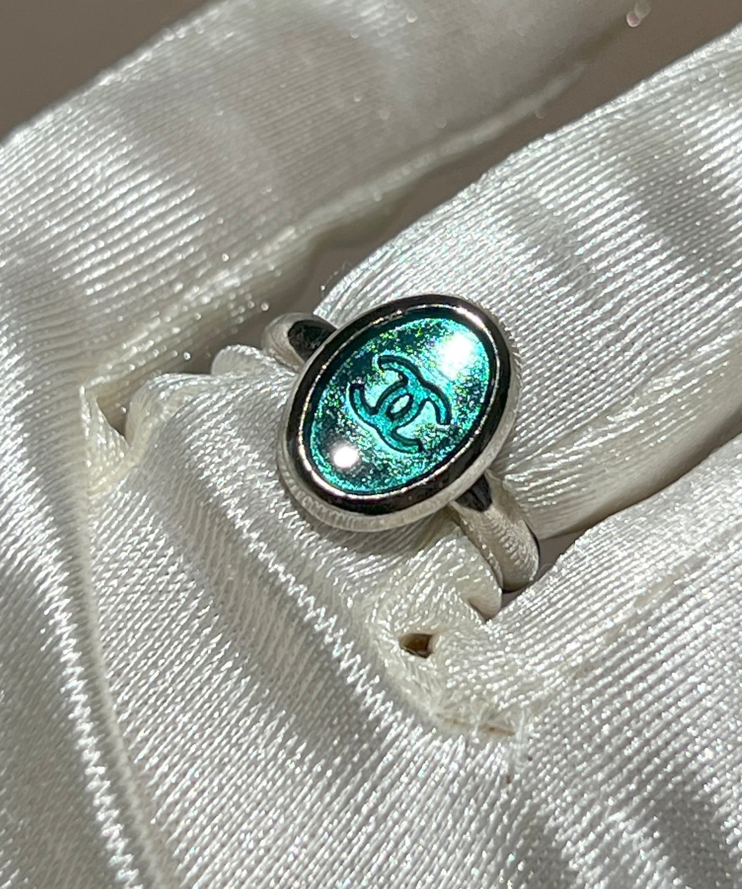 Chanel 稀有綠色CC橢圓牌銀色中古戒指