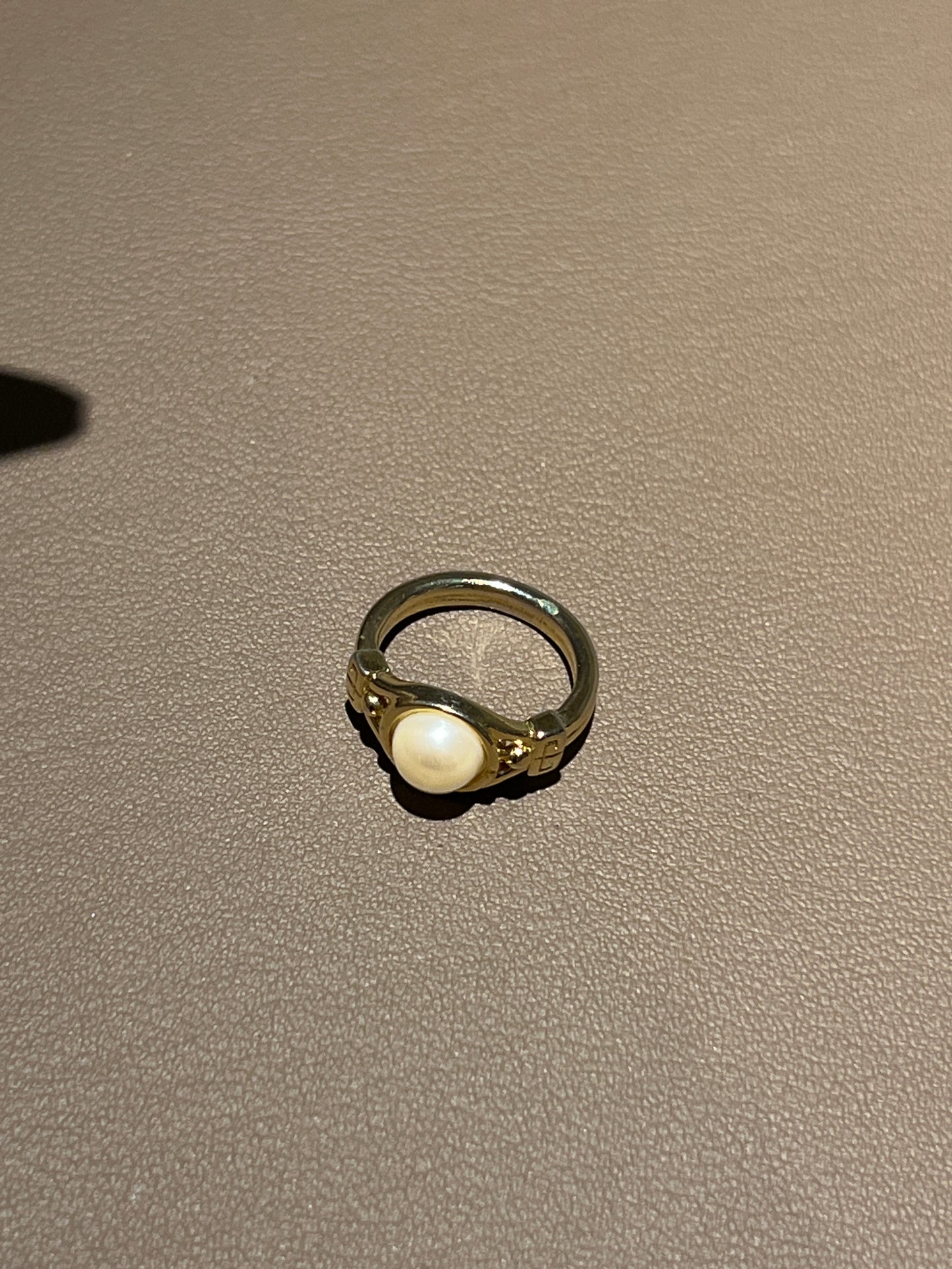 Givenchy中古金色珍珠戒指