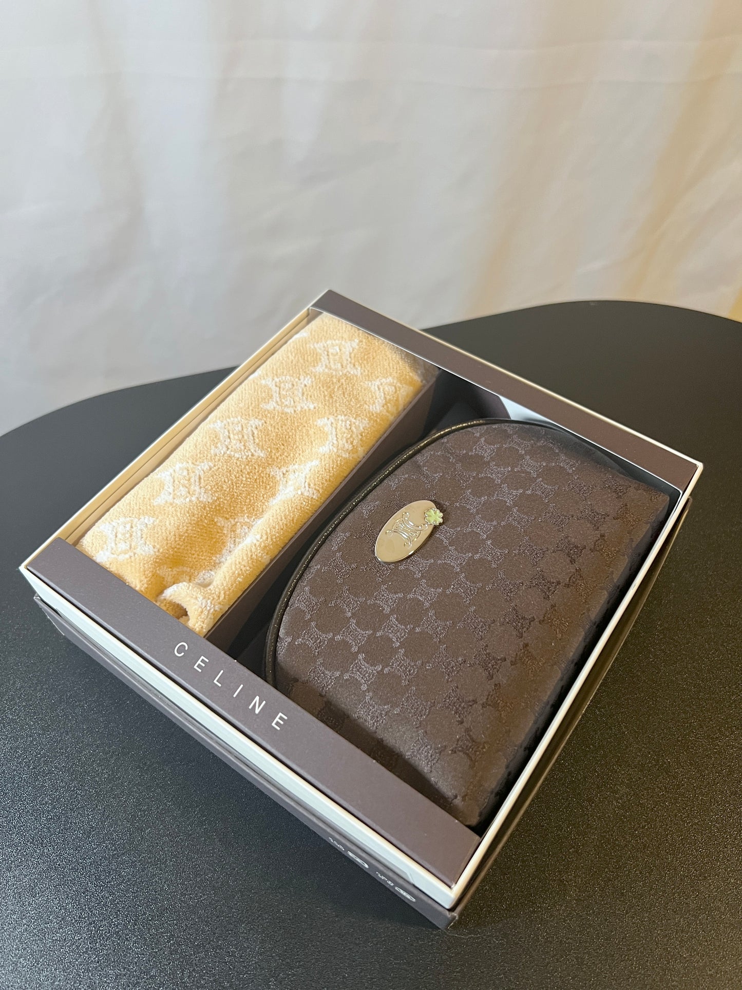 Celine啡色凱旋門化妝包手拿袋 棉質毛巾 未使用品 原裝盒
