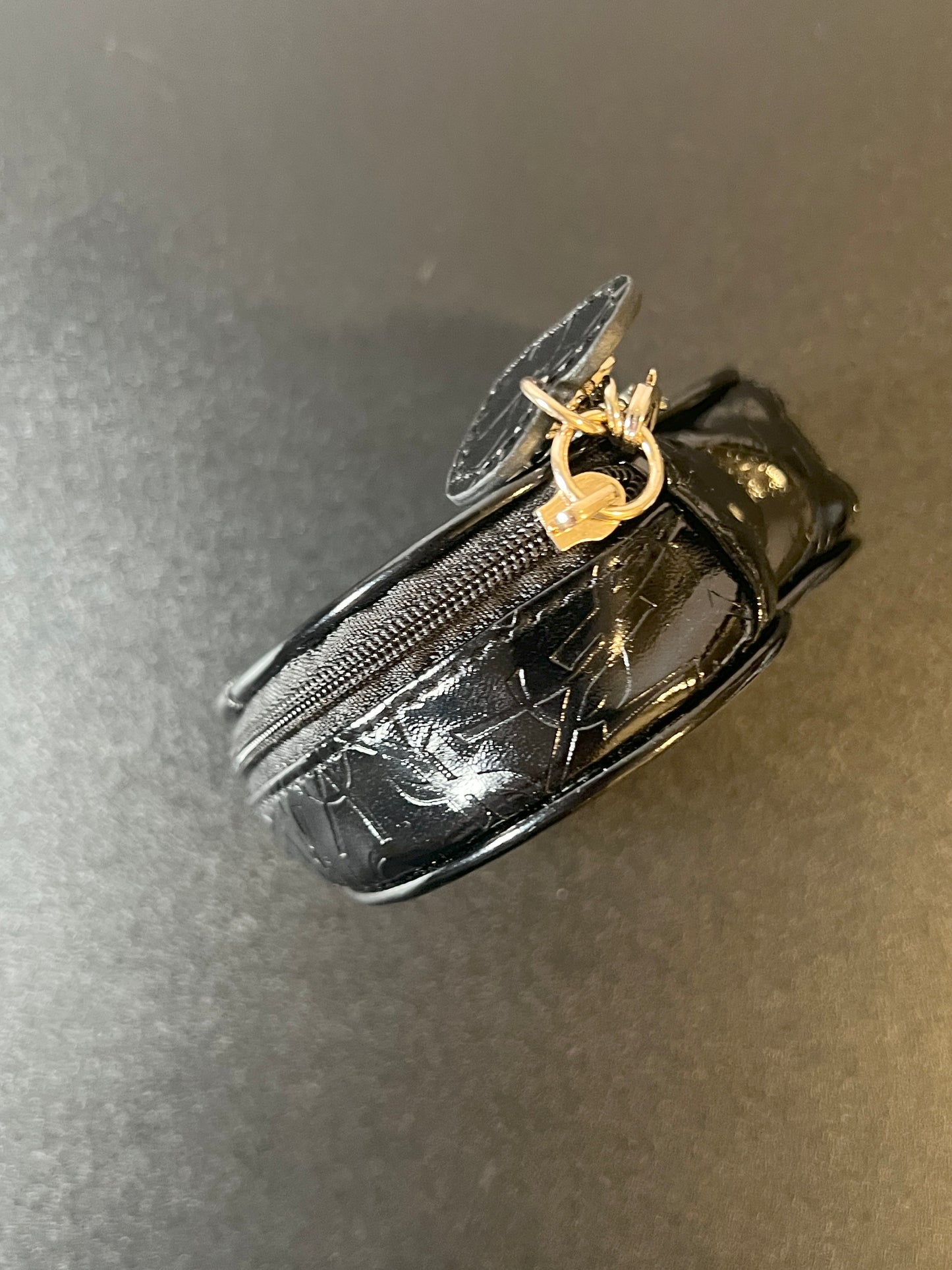 YSL心形黑色漆皮小包包有手挽鏈條 正方毛巾 全新未使用品 禮盒
