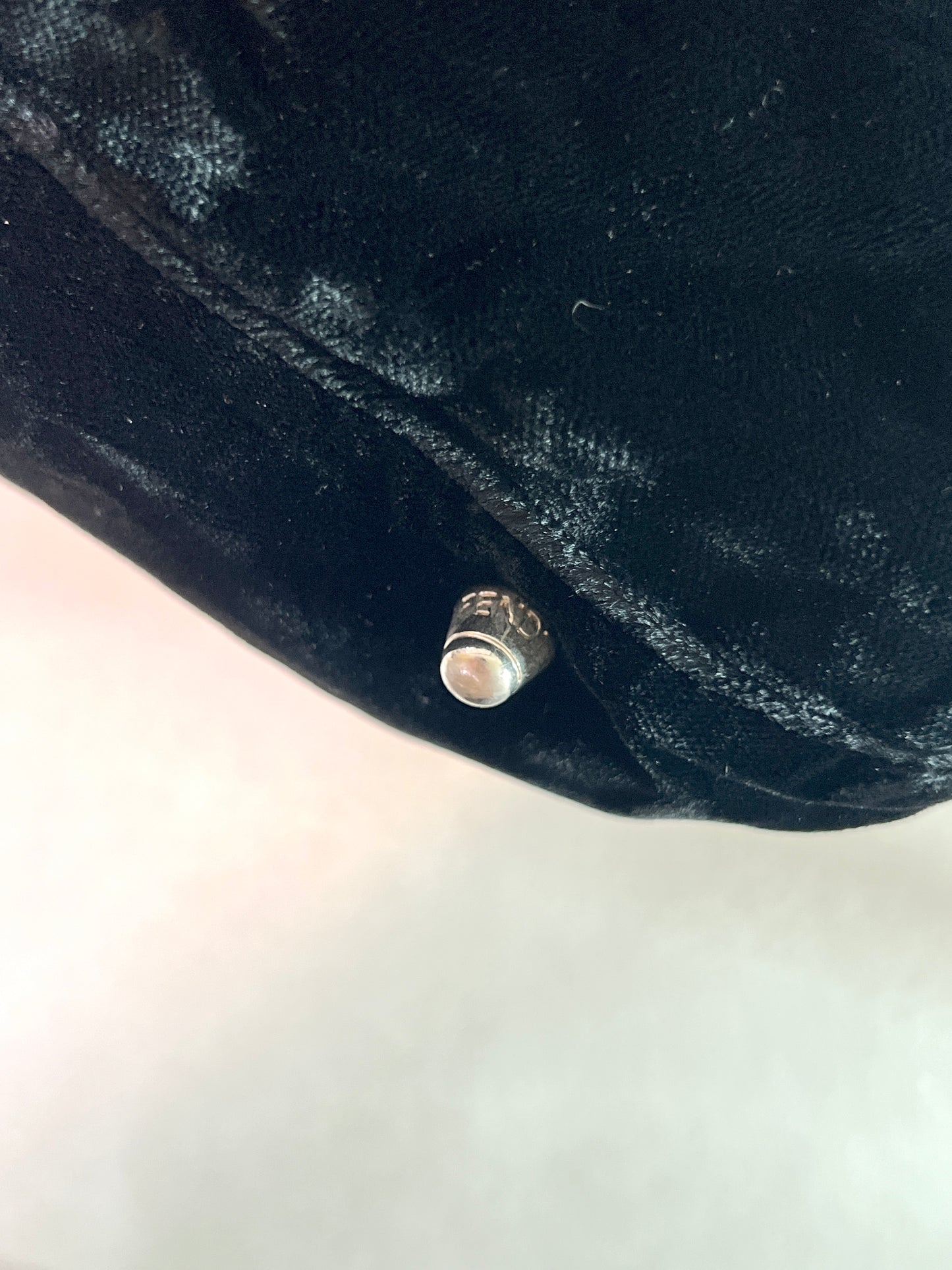 Fendi罕有皮革手柄黑色絲滑絨毛手提包手挽袋