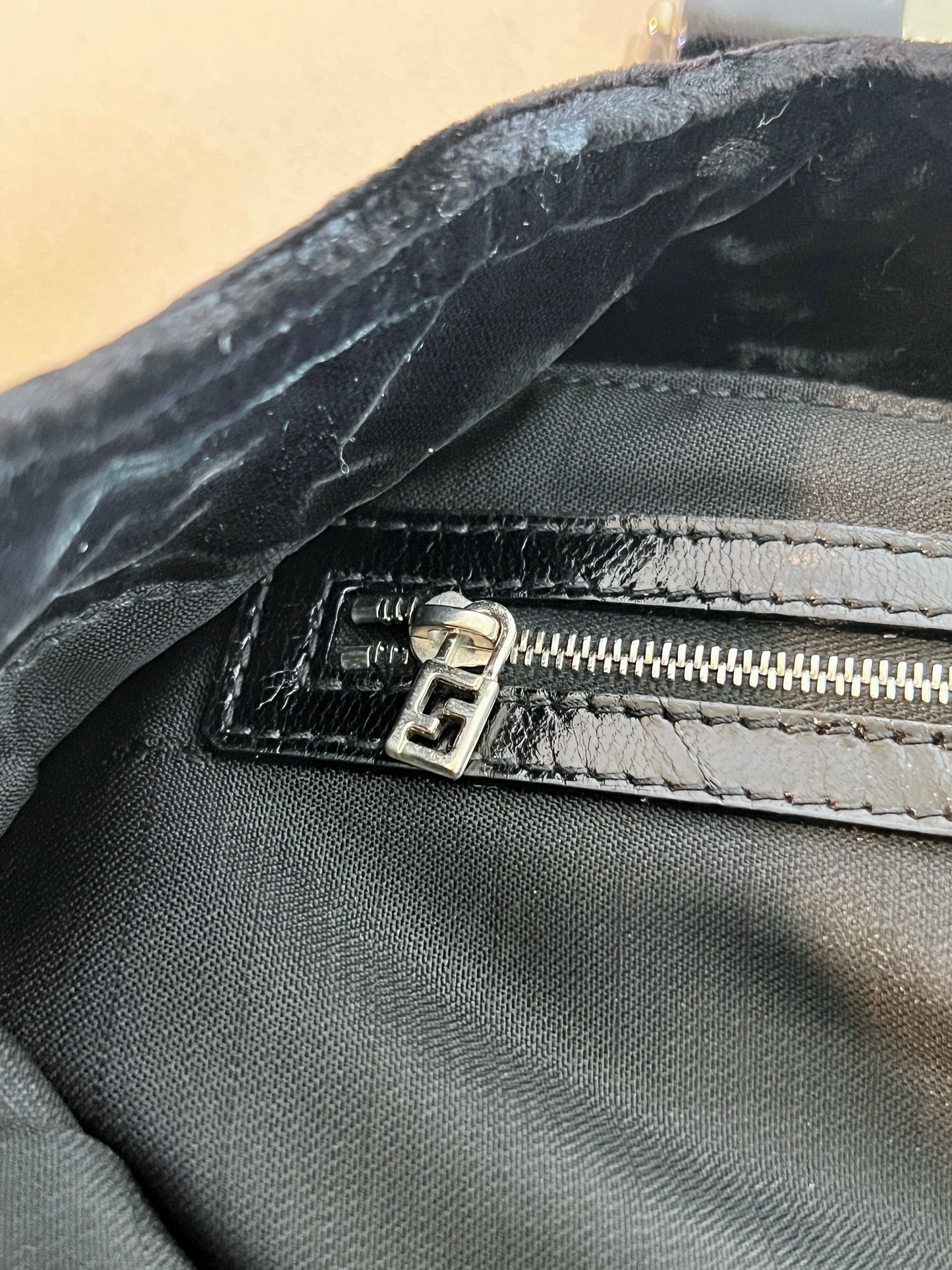 Fendi罕有皮革手柄黑色絲滑絨毛手提包手挽袋