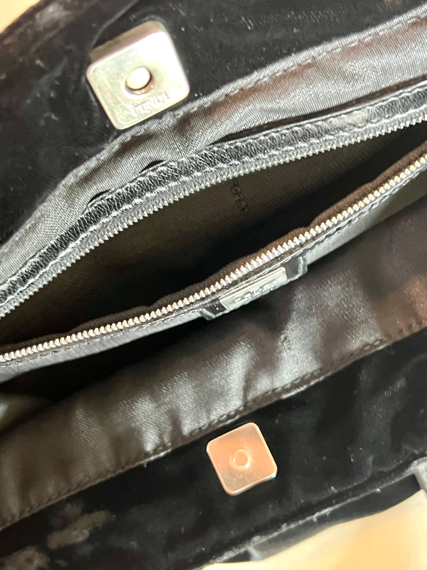 Fendi罕有皮革手柄黑色絲滑絨毛手提包手挽袋