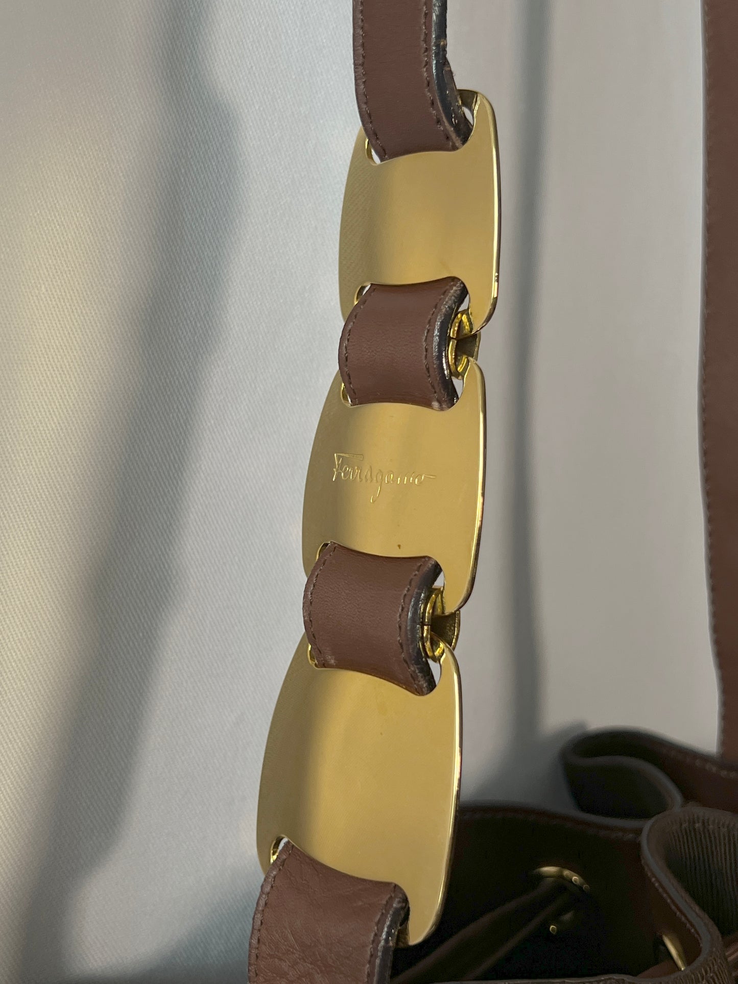 Ferragamo啡色水桶包 稀有金色金屬牌肩帶 側背斜揹肩背袋