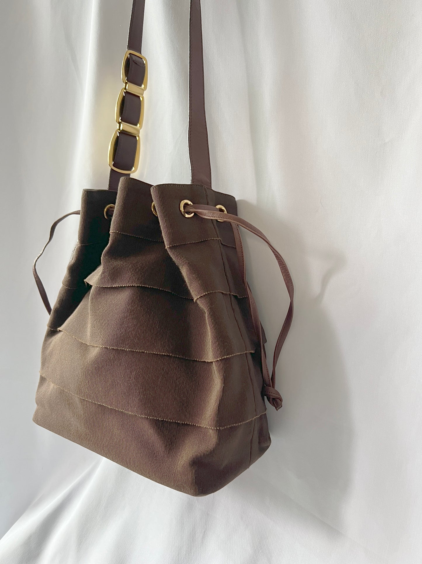 Ferragamo啡色水桶包 稀有金色金屬牌肩帶 側背斜揹肩背袋