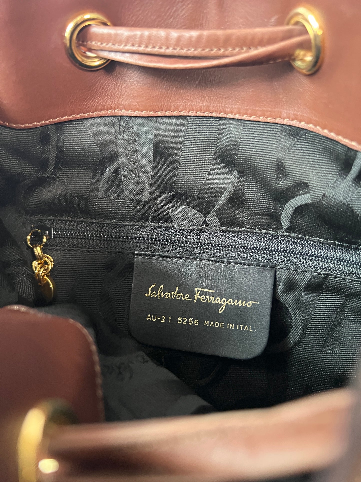 Ferragamo啡色水桶包 稀有金色金屬牌肩帶 側背斜揹肩背袋