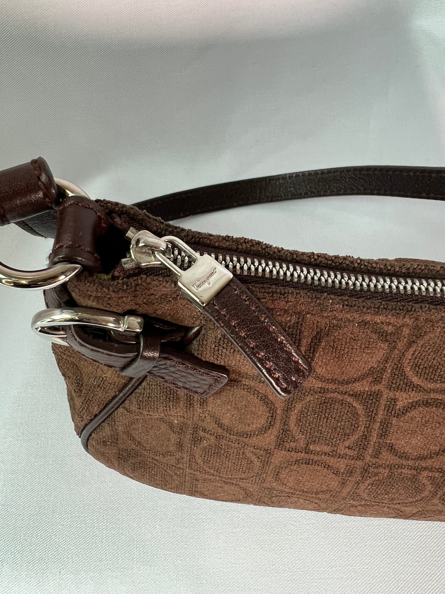 Ferragamo絕版啡色皮革肩帶馬蹄扣絨布腋下包