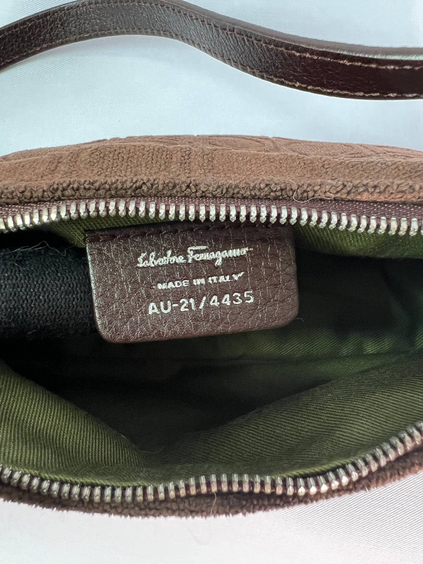 Ferragamo絕版啡色皮革肩帶馬蹄扣絨布腋下包
