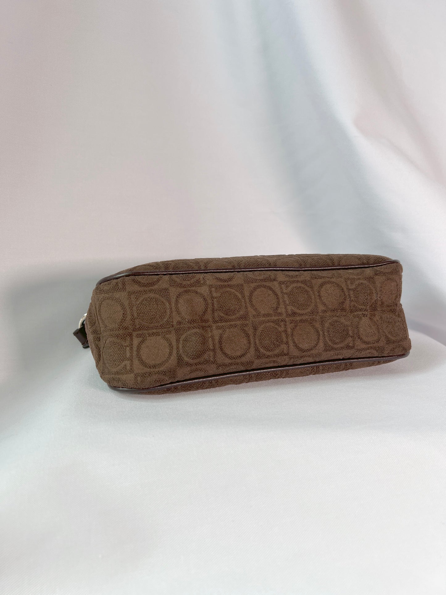 Ferragamo絕版啡色皮革肩帶馬蹄扣絨布腋下包